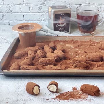 chocolade slagroomtruffles op een baklplaat met cacao