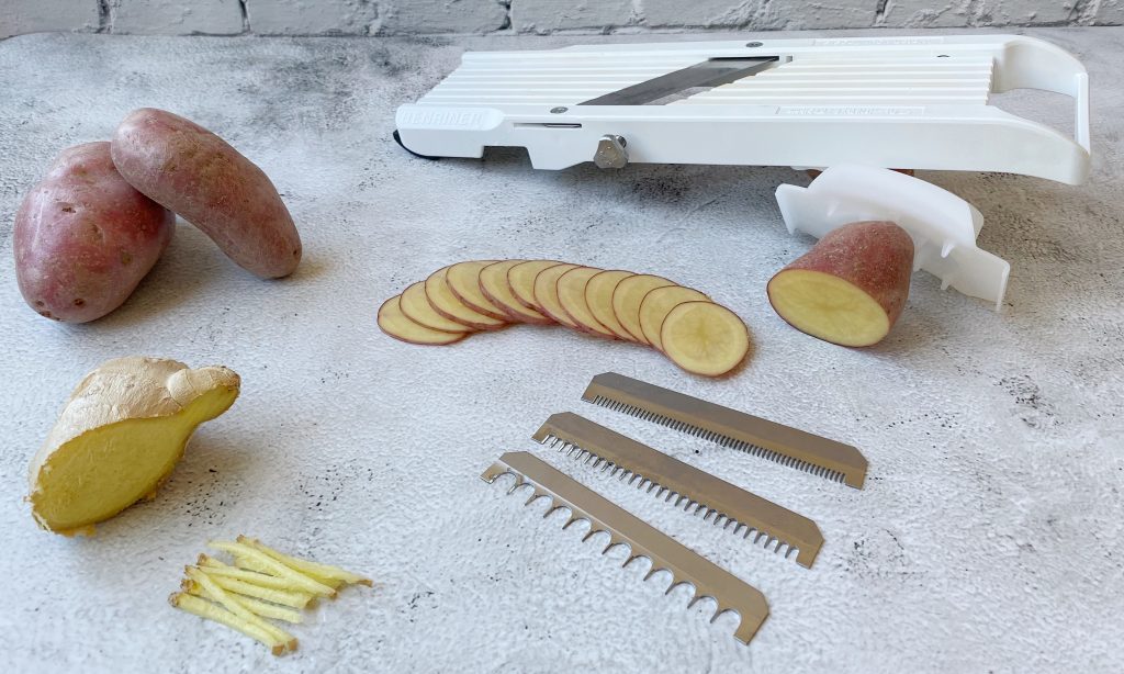 mandoline met schijfjes aardappel