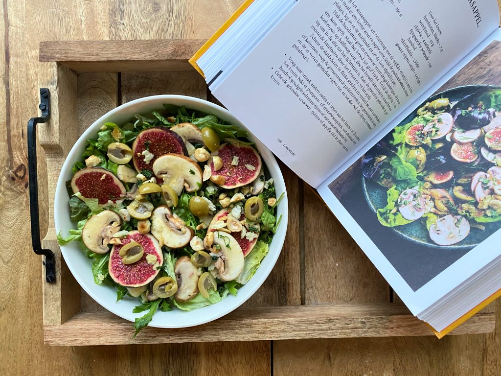 Salad with figs and mushrooms