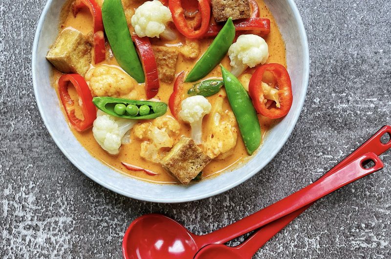 Thaise rode curry met kokosmelk en tofu