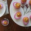 Roze gevulde eieren op een wit bord
